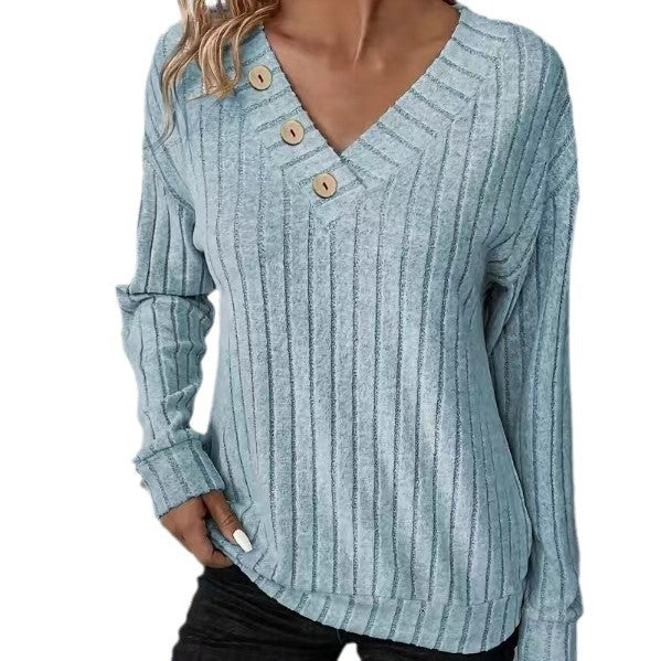Casual women's V-neck sweater with button details and fine ribbed pattern Lune London