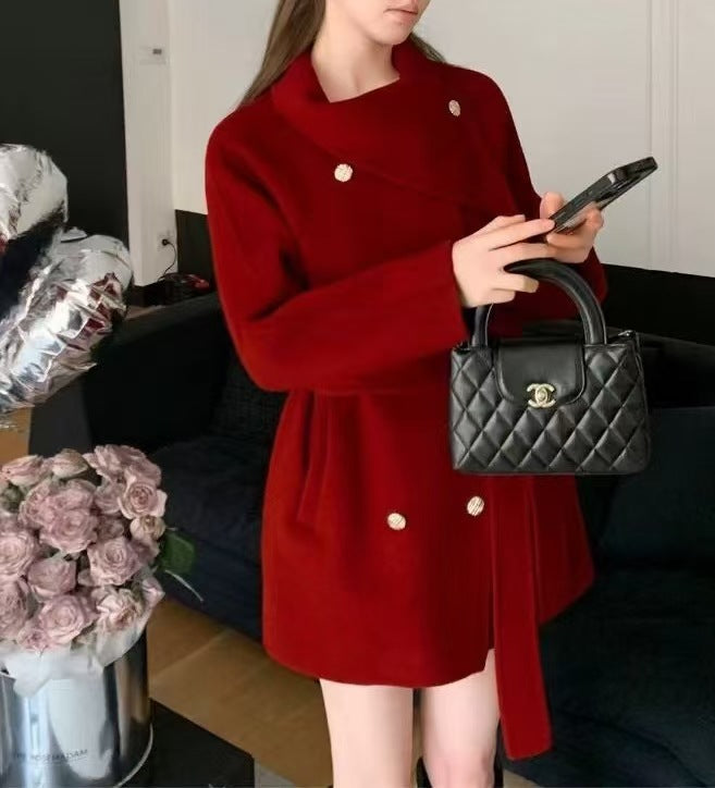 Veste courte à la mode pour femmes avec col asymétrique et détails de boutons dorés Chic & Stil