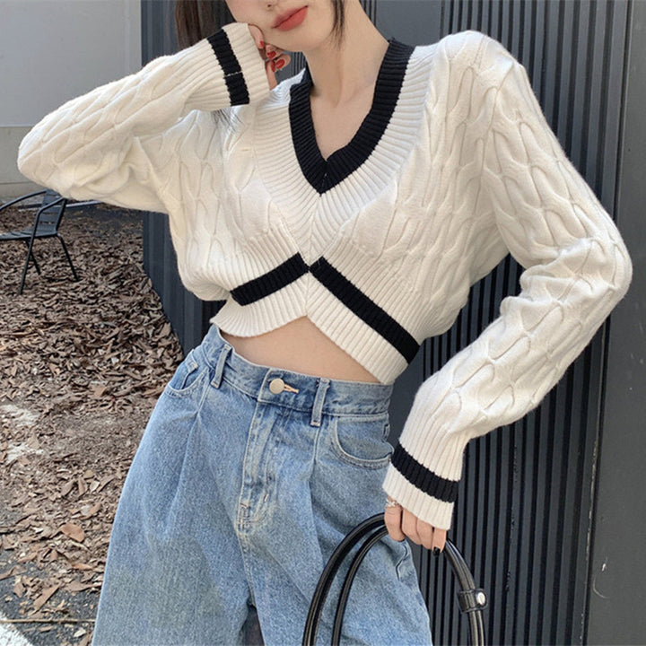 Ladies stylish cropped sweater with V-neck and diamond pattern Lune London