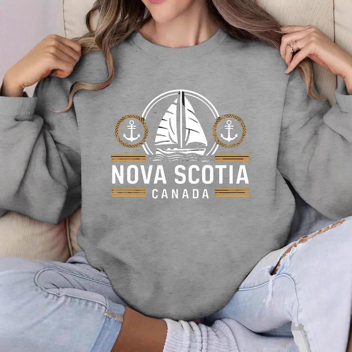 Sweat-shirt pour femmes avec un motif de voile maritime et une lettrage Chic & Stil discret