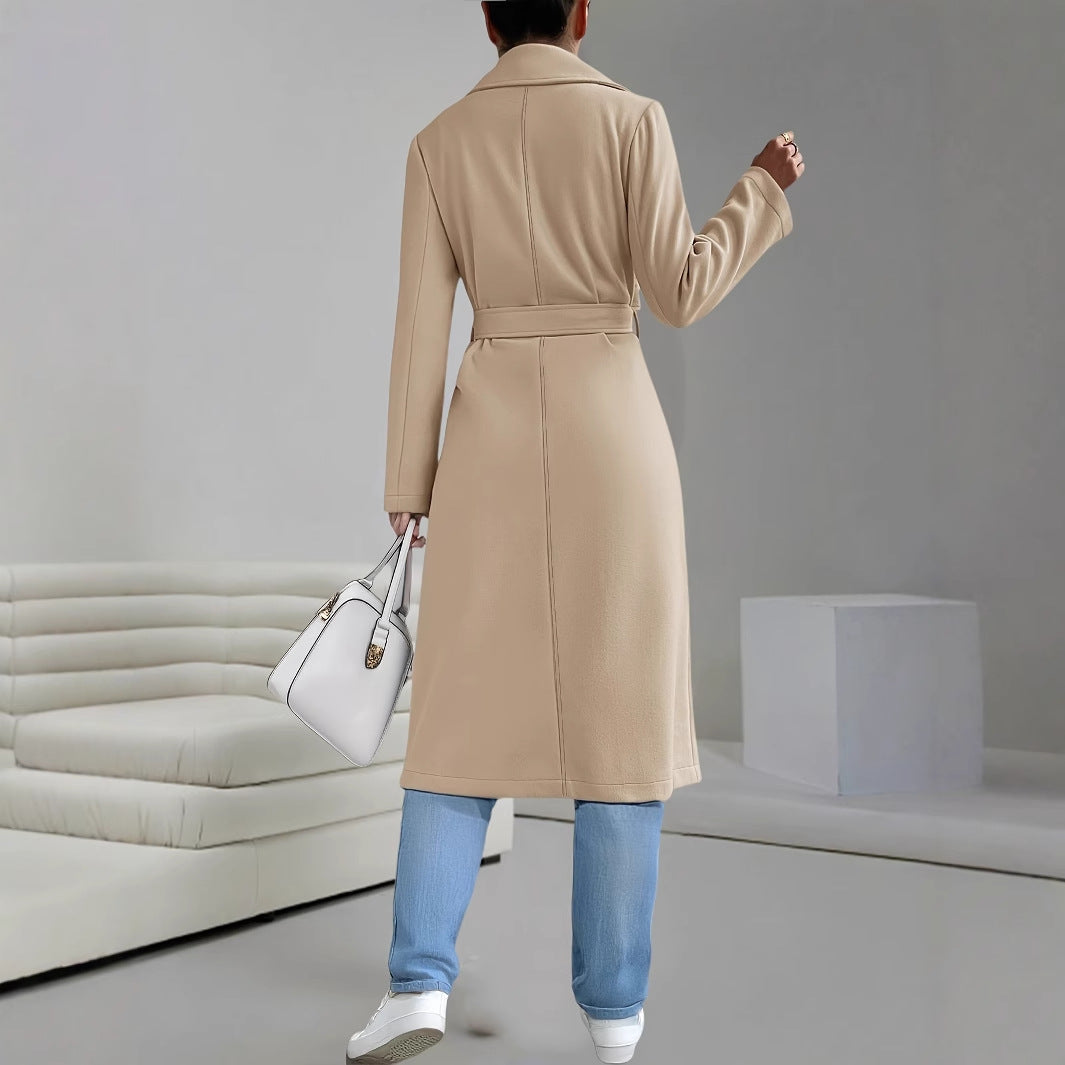 Classic and elegant trench coat for women with a waist belt and discreet pockets Lune London