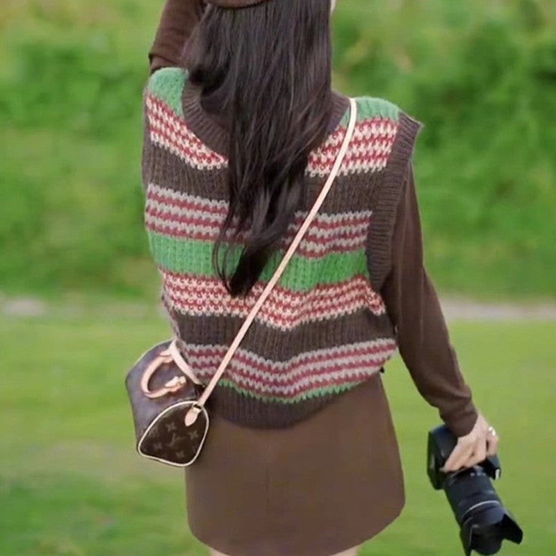 Casual knitted pullover for women, oversized, with a colorful striped pattern and a sleeveless design Lune London