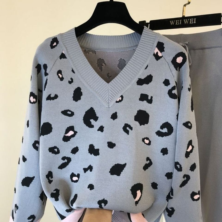Trendy knitted set for ladies with graphic details Lune London