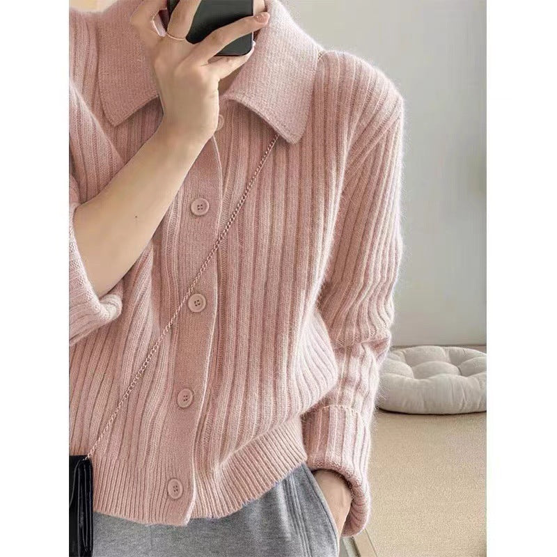 Cardigan pour femmes avec un élégant plastron à boutons et un design à côtes ultra-moderne Chic & Stil