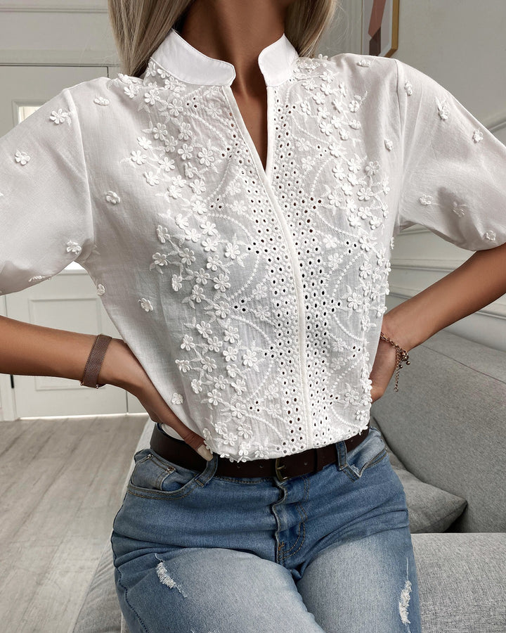 Blouse brodée pour femmes avec col haut et détails délicats Chic & Stil