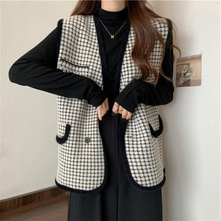 Ladies elegant knitted vest with checkered pattern Lune London