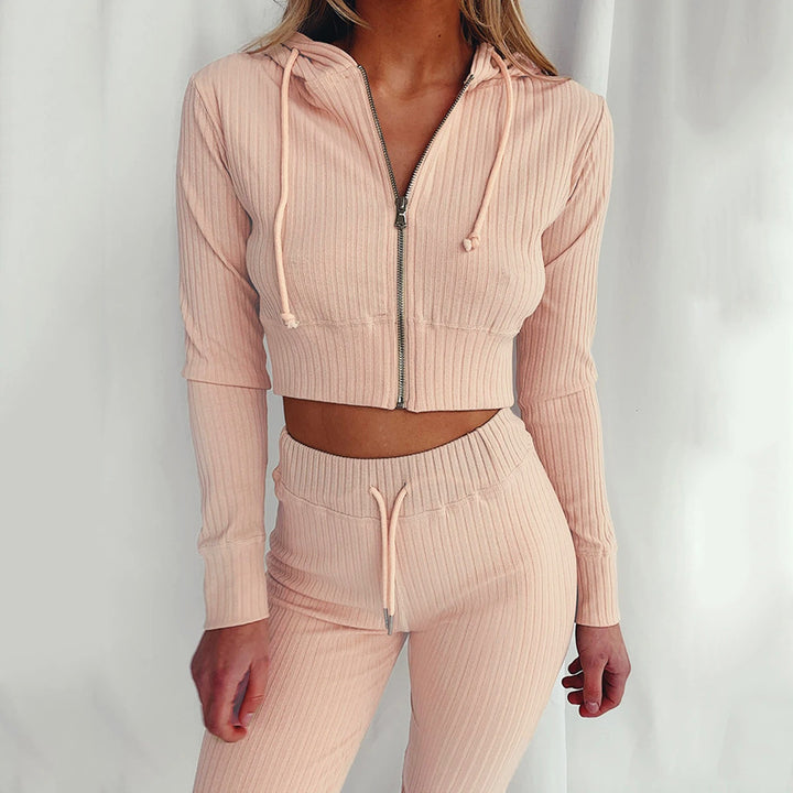 Ensemble de hoodie court sportif pour femmes avec un design en fines côtes et un grand confort de port Chic & Stil