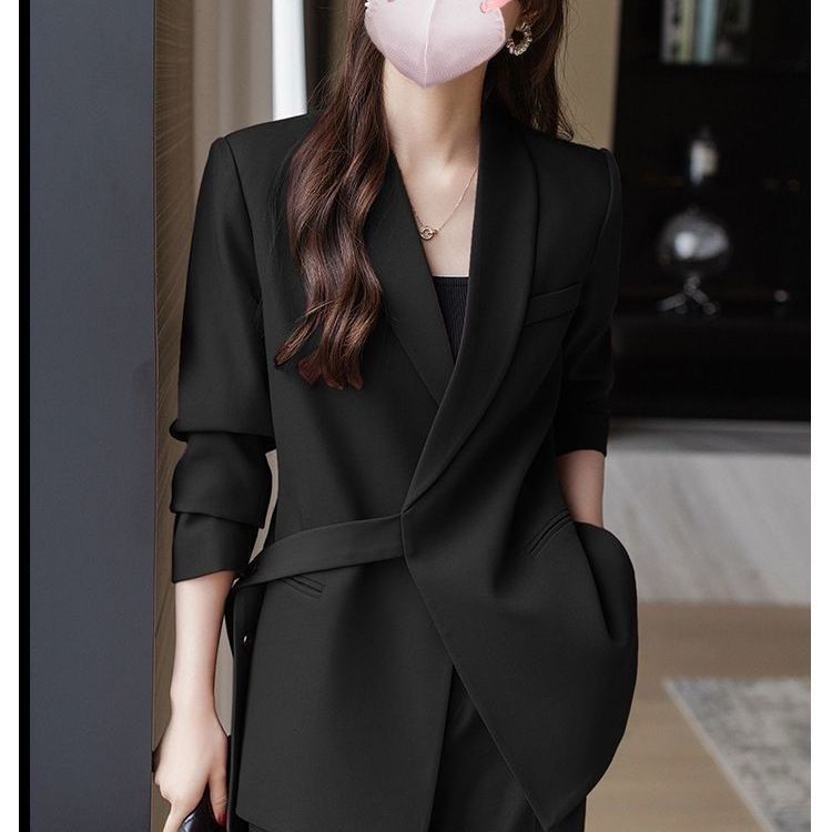 Blazer moderne pour femmes avec coupe asymétrique et ceinture à la taille Chic & Stil