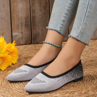 Ladies Elegant and comfortable ballet flats with a trendy top Lune London