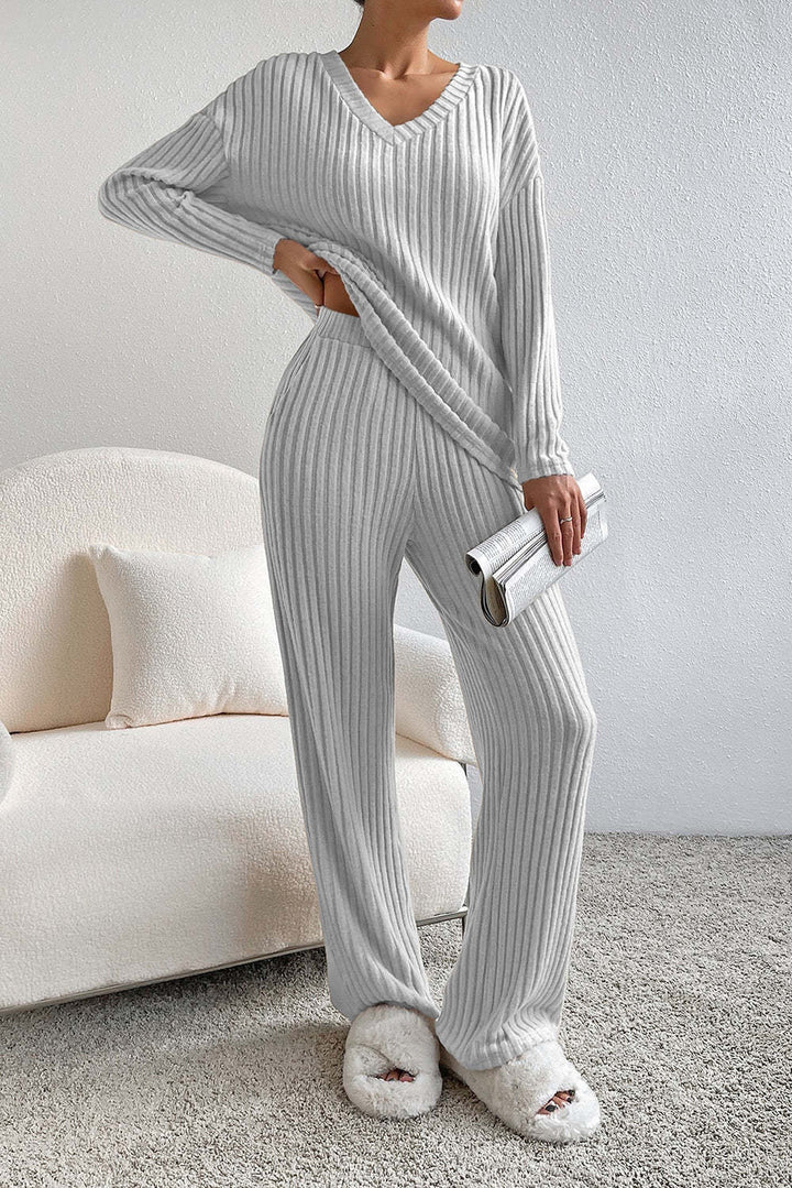 Women Comfortable Fine Knit Set with V-Neck and Long Sleeves Chic & Stil