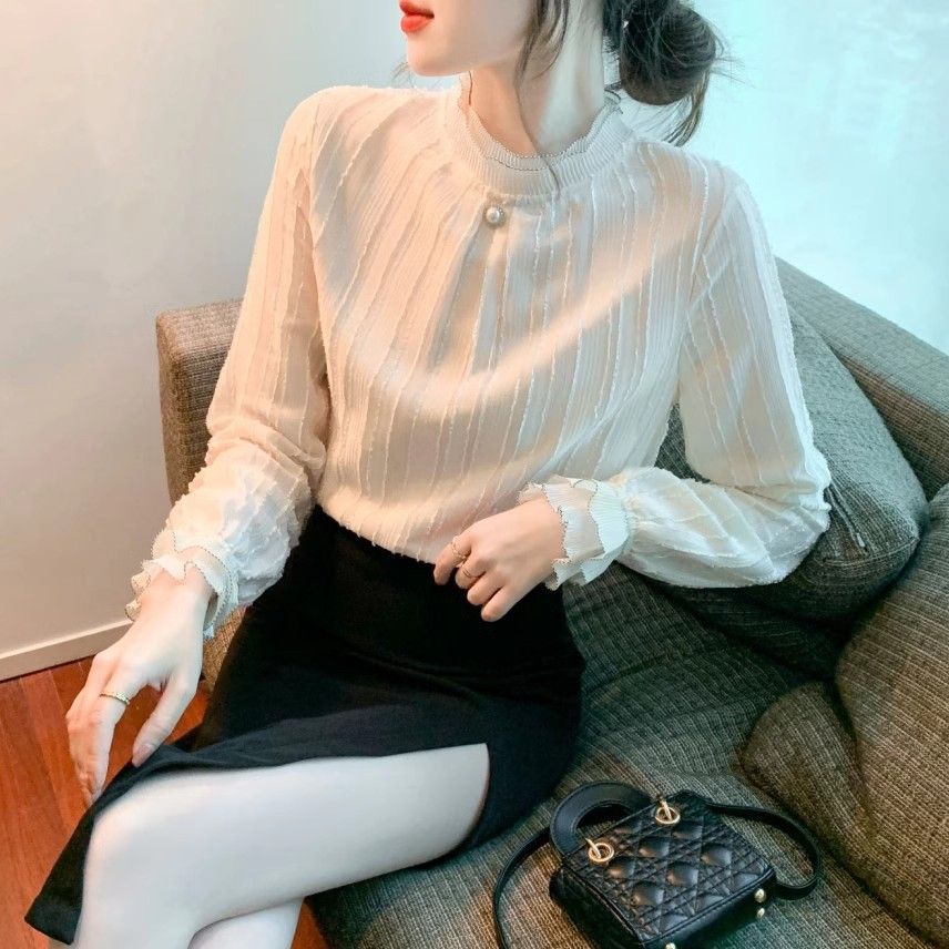 Blouse élégante pour femmes avec design texturé et ourlet volé Chic & Stil
