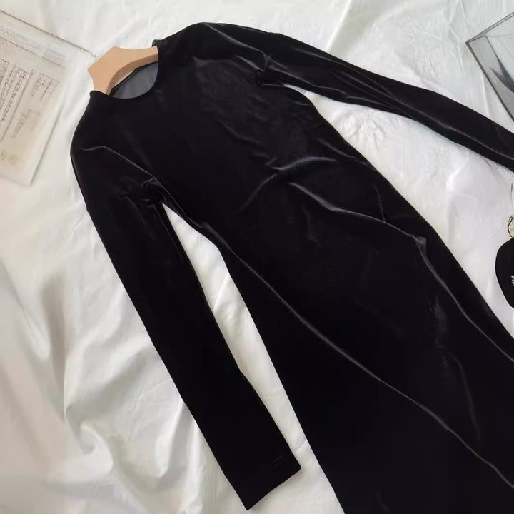 Elegant maxi dress for women in high-quality velvet with long sleeves and trendy V neckline Lune London
