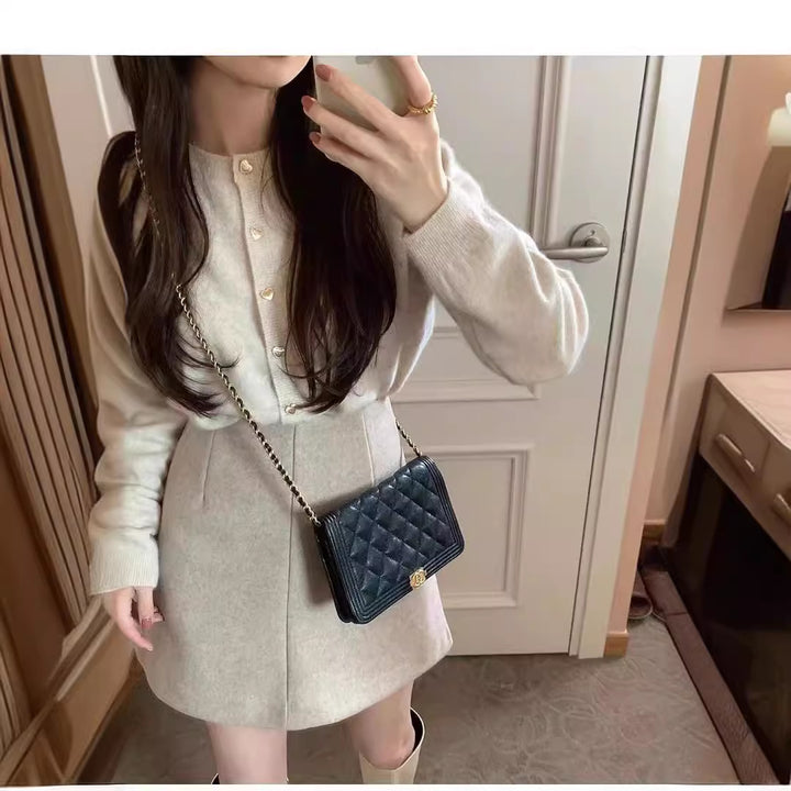 Cardigan féminin en tricot fin avec boutons décoratifs et coupe élégante Chic & Stil