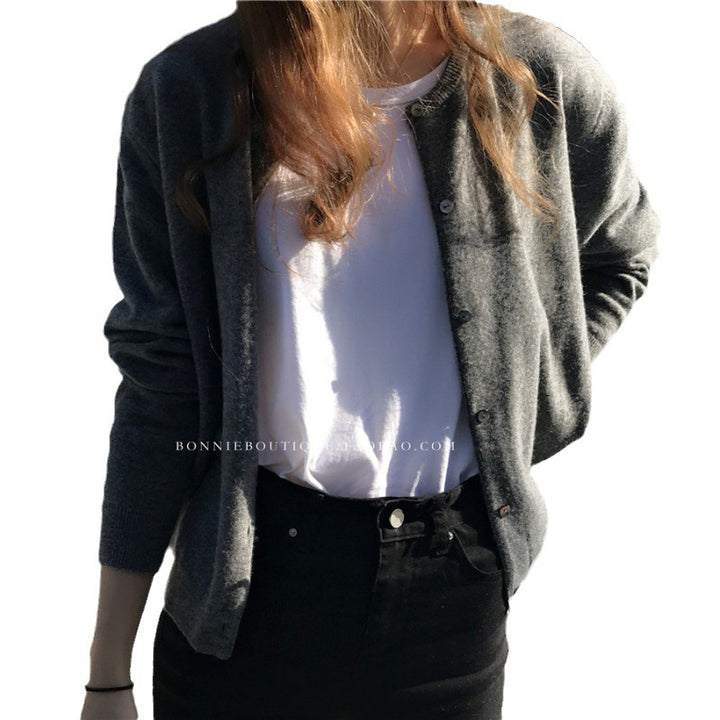 Comfortable knitted cardigan for women with fine texture and buttons Lune London