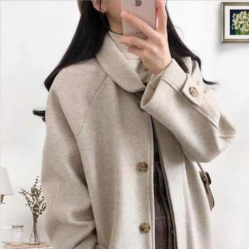 Manteau féminin élégant à coupe décontractée avec patte de boutonnage Chic & Stil