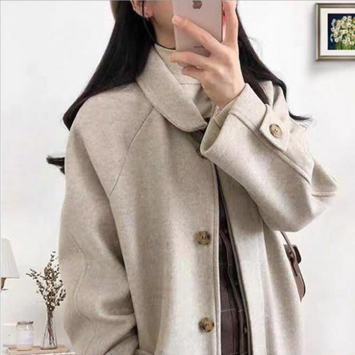 Manteau féminin élégant à coupe décontractée avec patte de boutonnage Chic & Stil