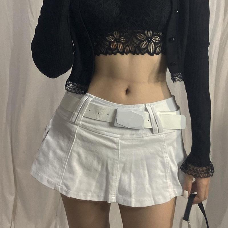 Skirt for women with practical side pockets and tailored fit Lune London
