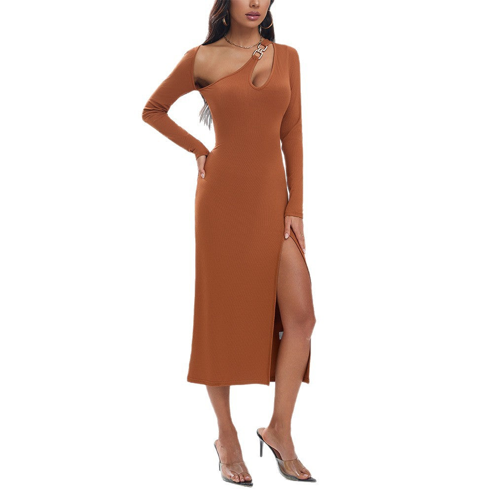 Robe longue à manches longues ajustée pour femmes avec fente latérale et décolleté asymétrique Chic & Stil