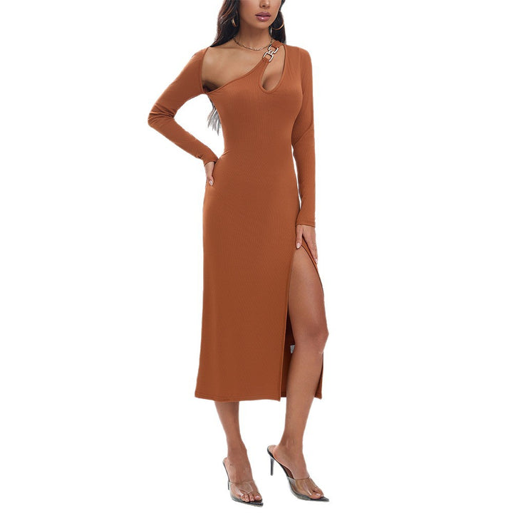 Robe longue à manches longues ajustée pour femmes avec fente latérale et décolleté asymétrique Chic & Stil
