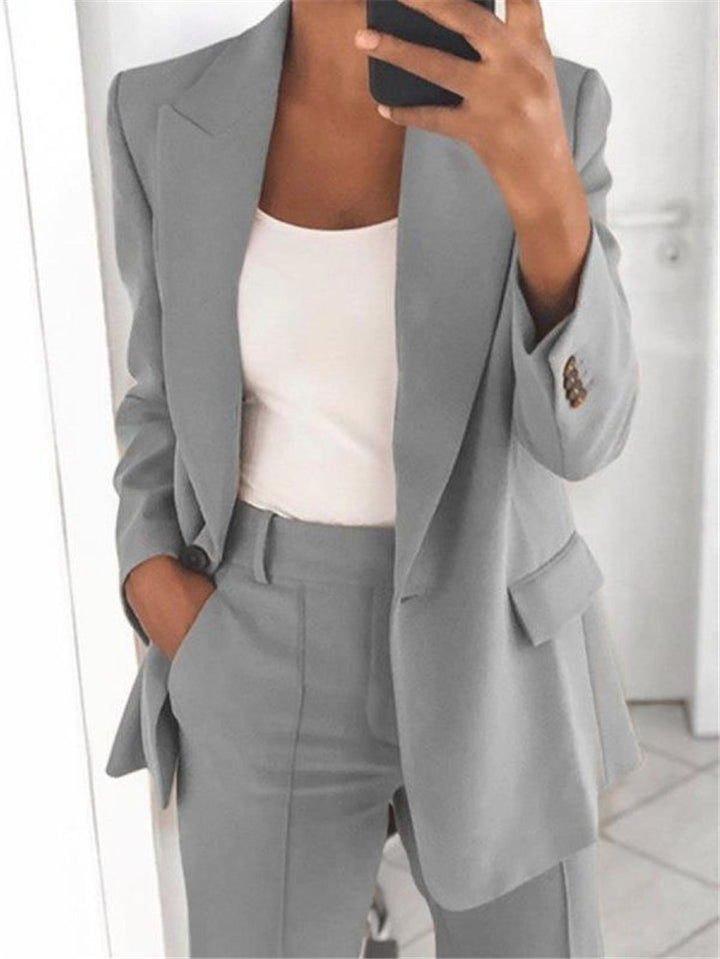 Ladies elegant blazer with fitted cut and practical pockets Lune London
