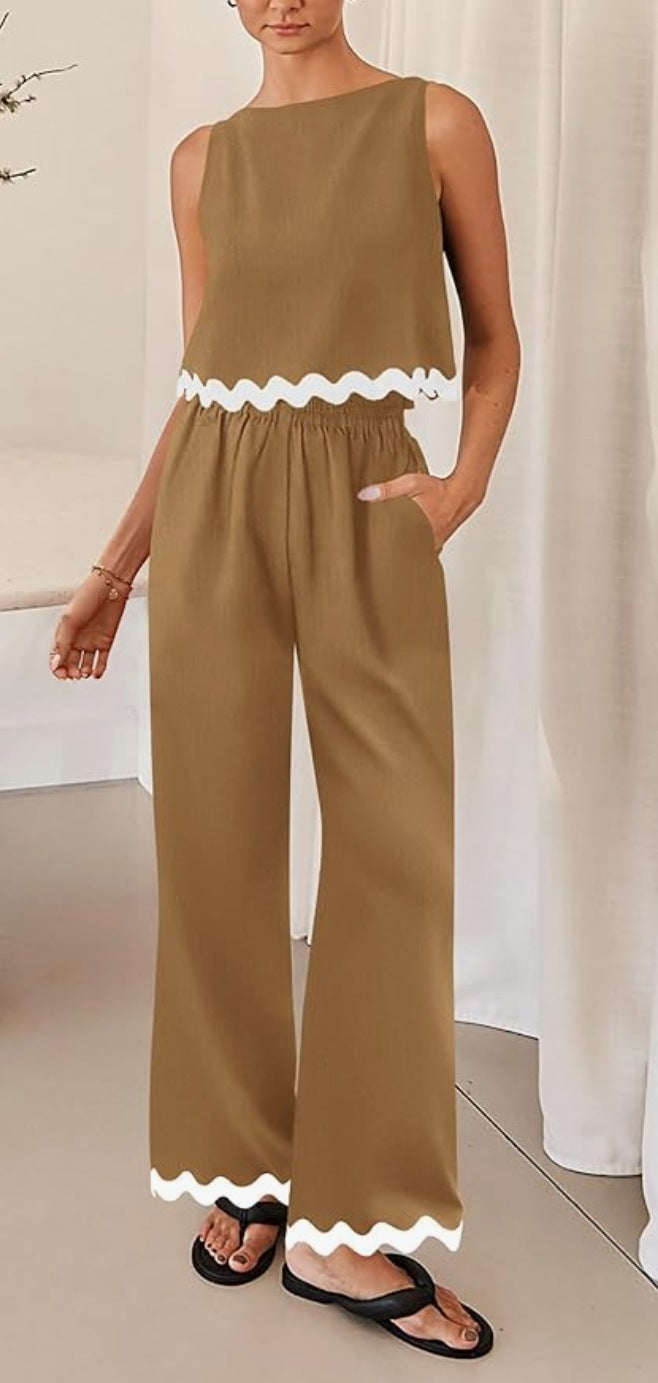 Women elegant lounge outfit with loose fit and decorative wavy finishes Chic und Stil
