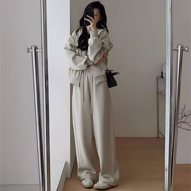 Women's Oversized Leisure Hoodie Set with Deep Cut and Casual Pants Chic & Stil