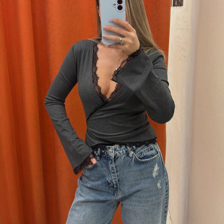 Haut à encolure cache-cœur pour dames avec un élégant bord en dentelle Chic & Stil