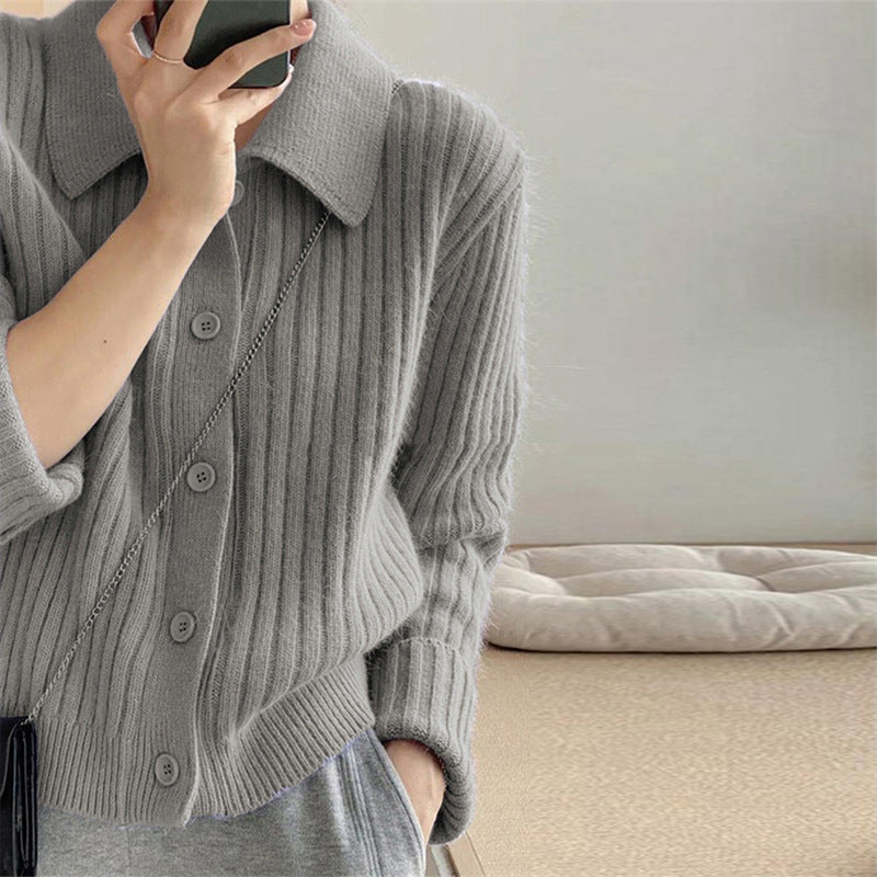 Cardigan pour femmes avec un élégant plastron à boutons et un design à côtes ultra-moderne Chic & Stil
