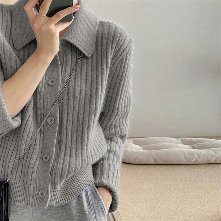 Cardigan pour femmes avec un élégant plastron à boutons et un design à côtes ultra-moderne Chic & Stil
