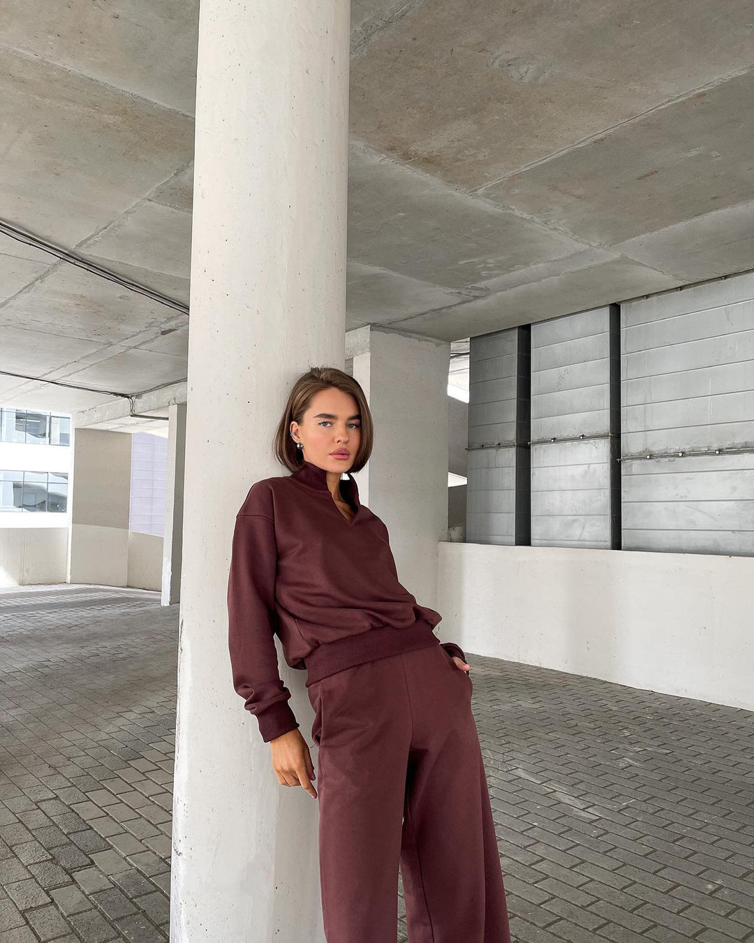 Trendy women's sweatshirt with V-neck and optimized fit Lune London