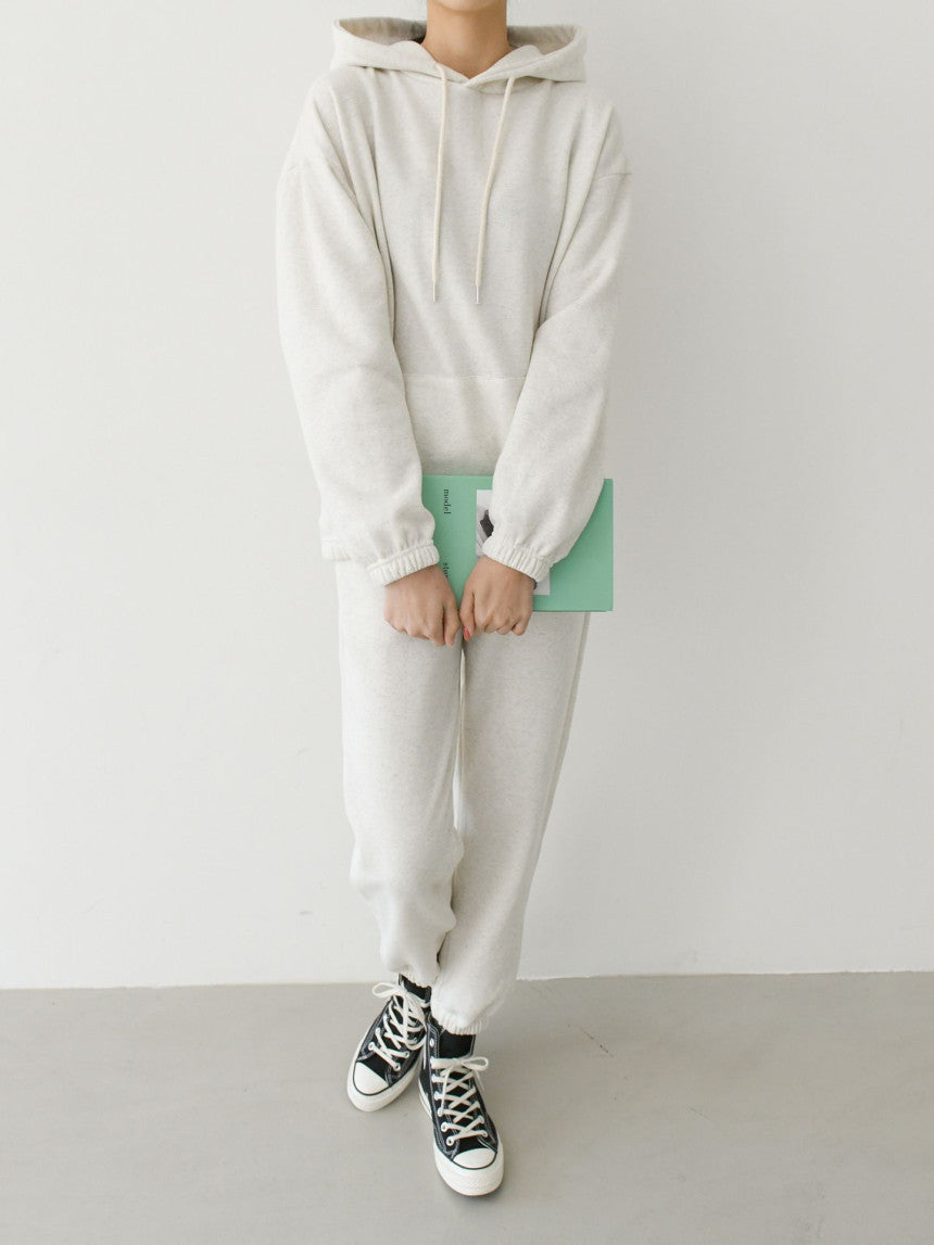 Women's casual hoodie and jogger set made of soft cotton blend with practical kangaroo pocket Chic & Stil