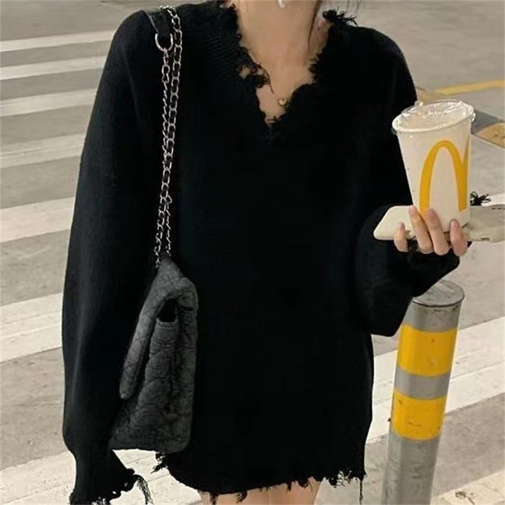 Casual knit sweater for women with V-neck fringe Lune London