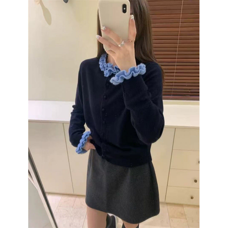 Cardigan pour femmes avec col volanté et détails de boutons Chic & Stil