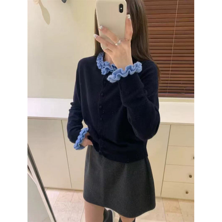 Cardigan pour femmes avec col volanté et détails de boutons Chic & Stil