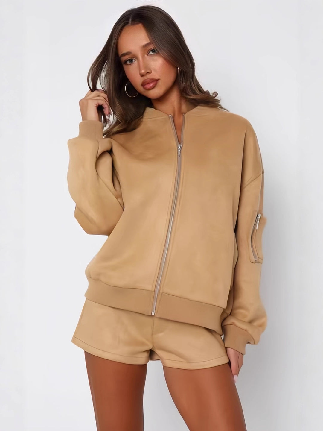 Stylish women's sports set with zip closure and relaxed fit Lune London