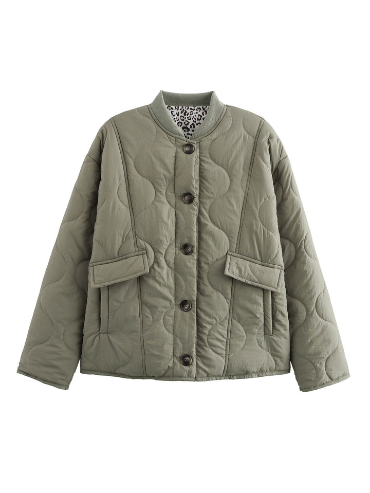 Quilted transitional jacket for women with practical pockets and round collar Lune London