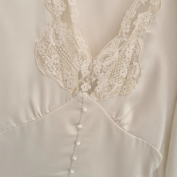Elegant ladies blouse with lace accents Lune London