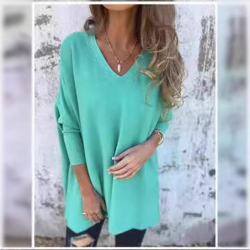 Casual knitted sweater for women with V-neck Lune London