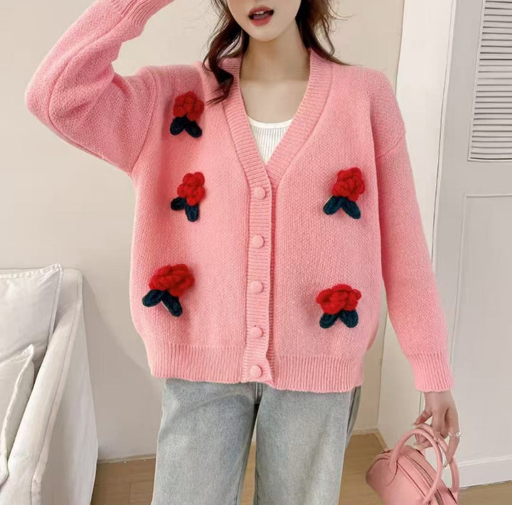 Femmes cardigan ludique en tricot avec des appliques florales et des détails de boutons Lune London