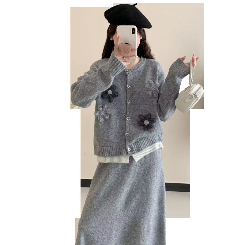 Cardigan pour femmes avec des appliqués floraux et jupe maxi Chic & Stil