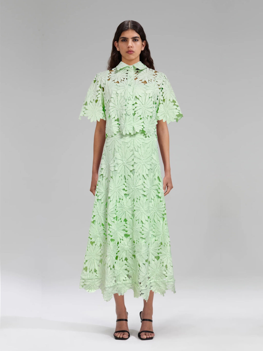 Robe florale pour femmes avec col montant et manches volumineuses Chic & Stil
