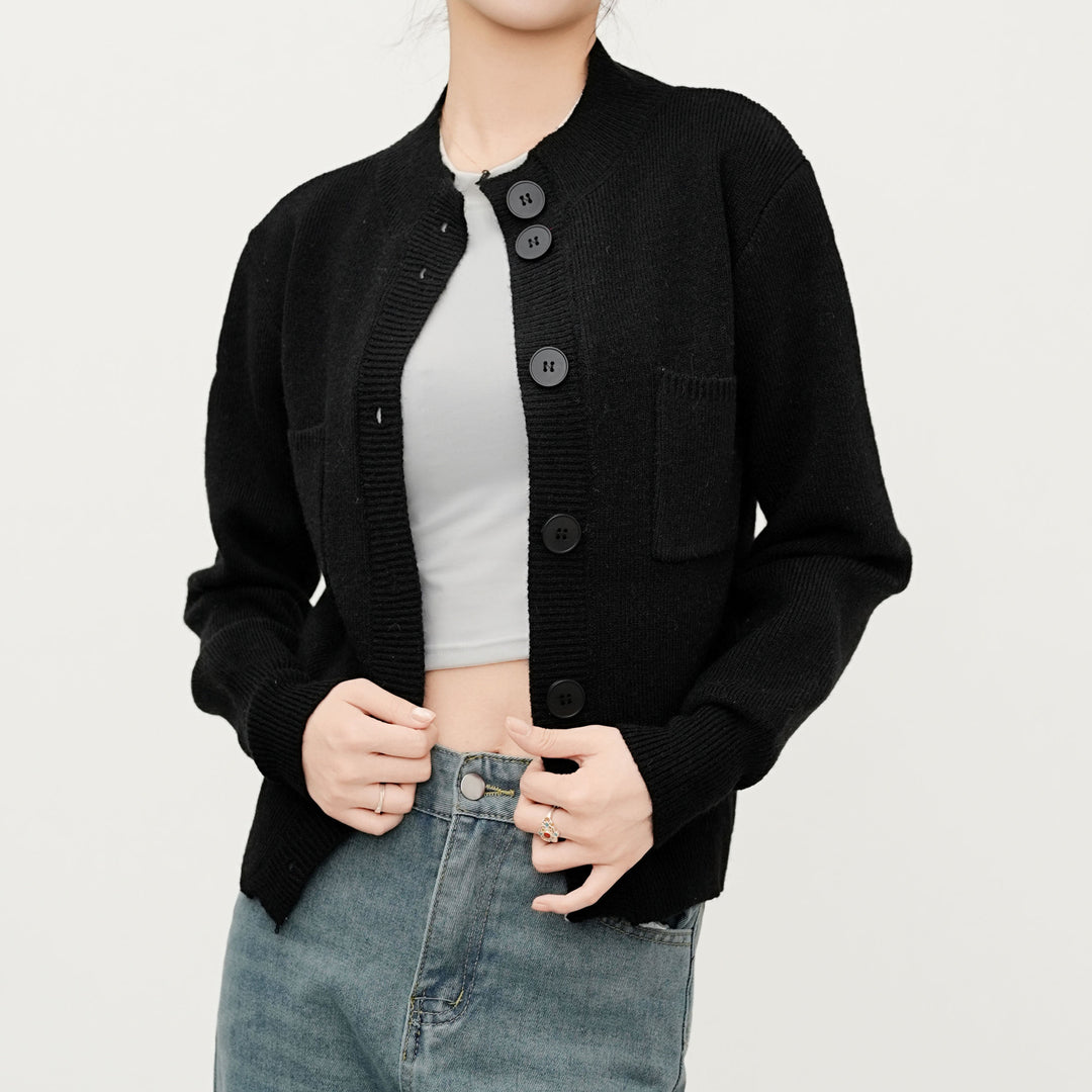 Cardigan pour femmes avec patte de boutonnage et poche poitrine pratique Chic & Stil