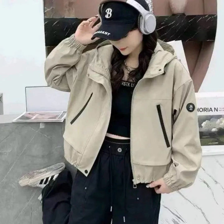 Veste de transition sportive pour femmes avec design de capuche pratique Chic & Stil