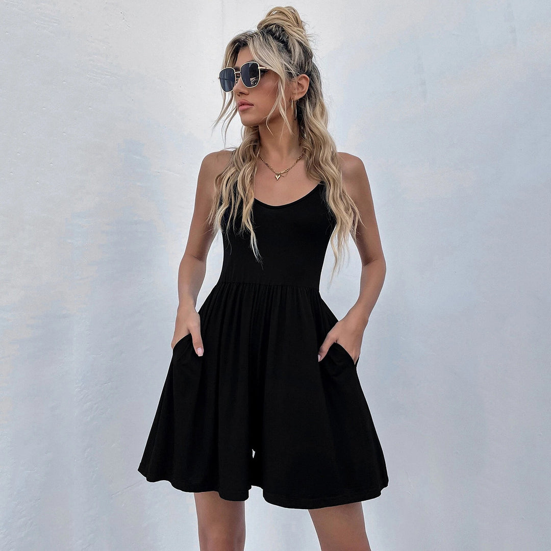 Robe décontractée femme avec un décolleté rond profond et des poches pratiques Chic & Stil