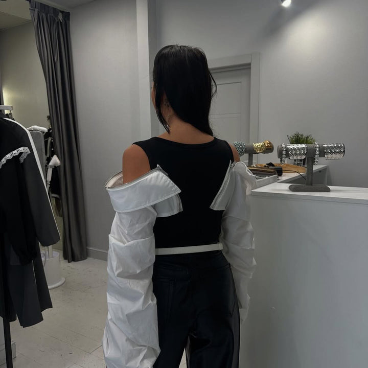 Ladies High fashion with striking puffed sleeves and a chic zipper closure
