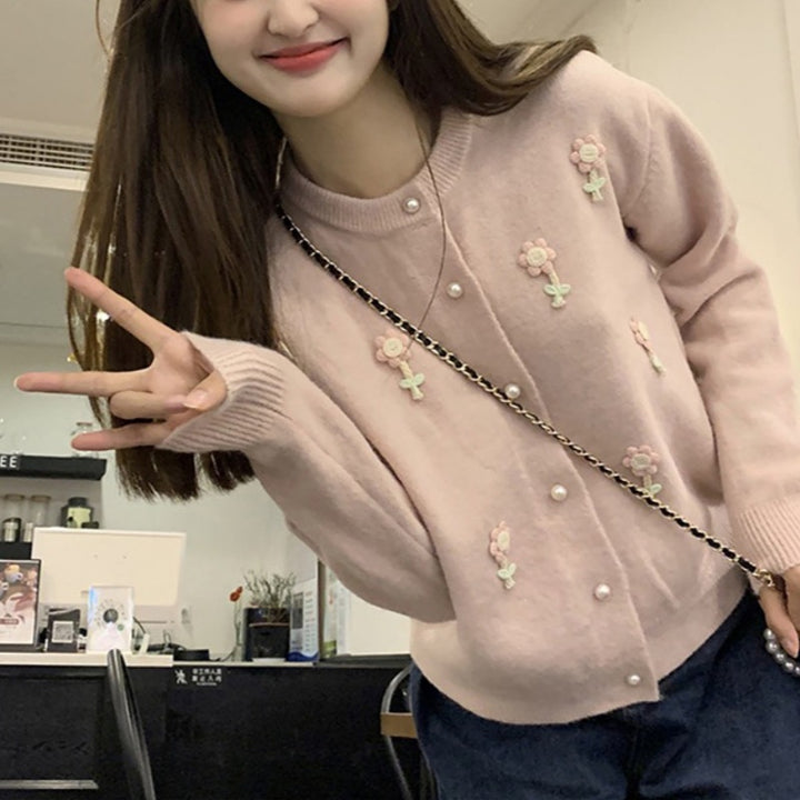 Femmes cardigan ludique avec un design floral et fermeture à boutons perles Lune London