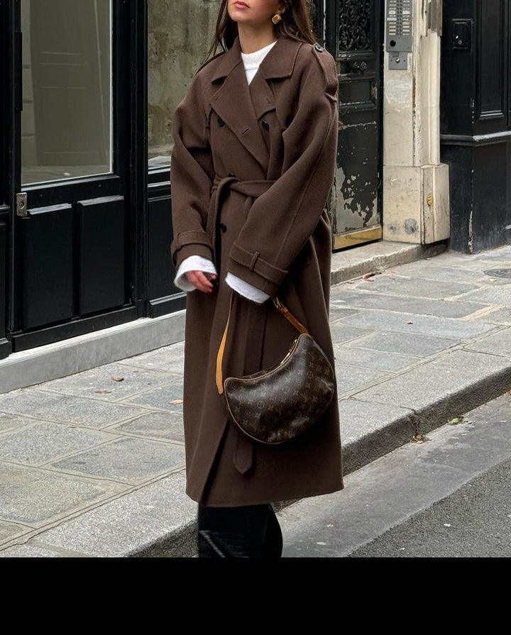 Elegant women's coat made of high-quality material with adjustable belt
