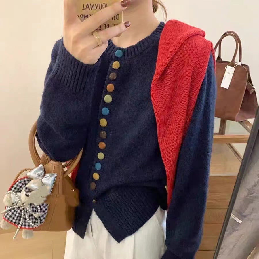Cardigan pour femmes avec des détails de boutons colorés et une coupe décontractée Chic & Stil