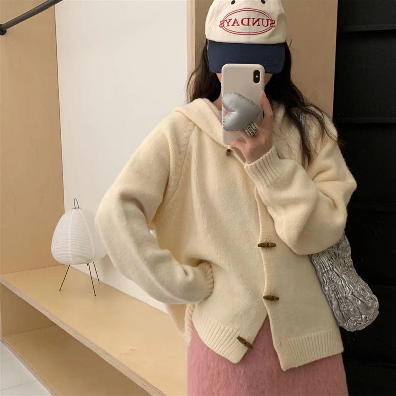 Cardigan en tricot épais pour femmes avec capuche pratique et boutons en bois décoratifs Chic & Stil