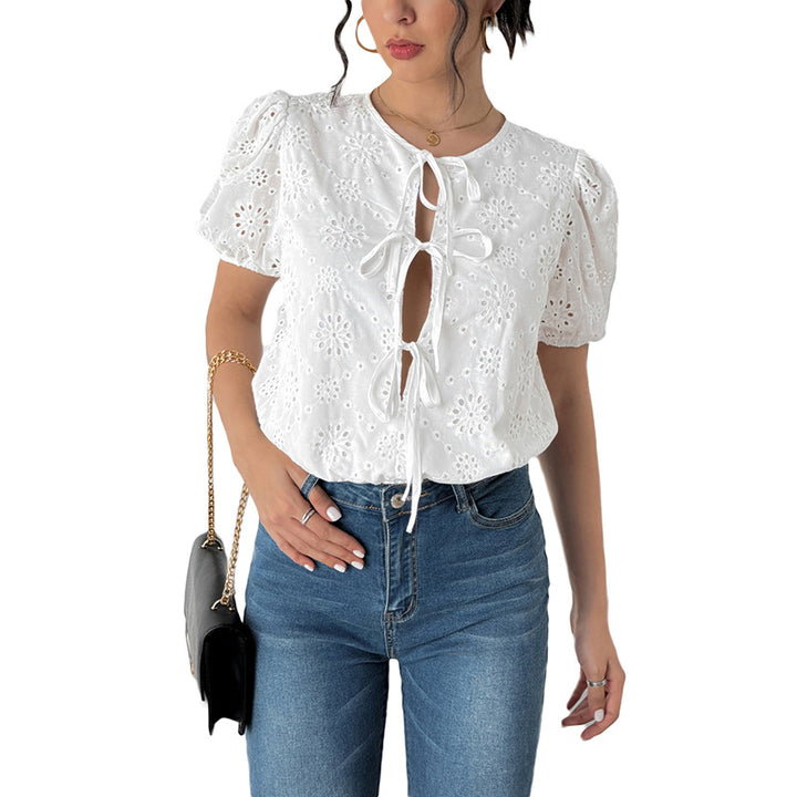 Blouse à manches bouffantes pour femmes avec des motifs floraux décoratifs et cordon de serrage Chic & Stil